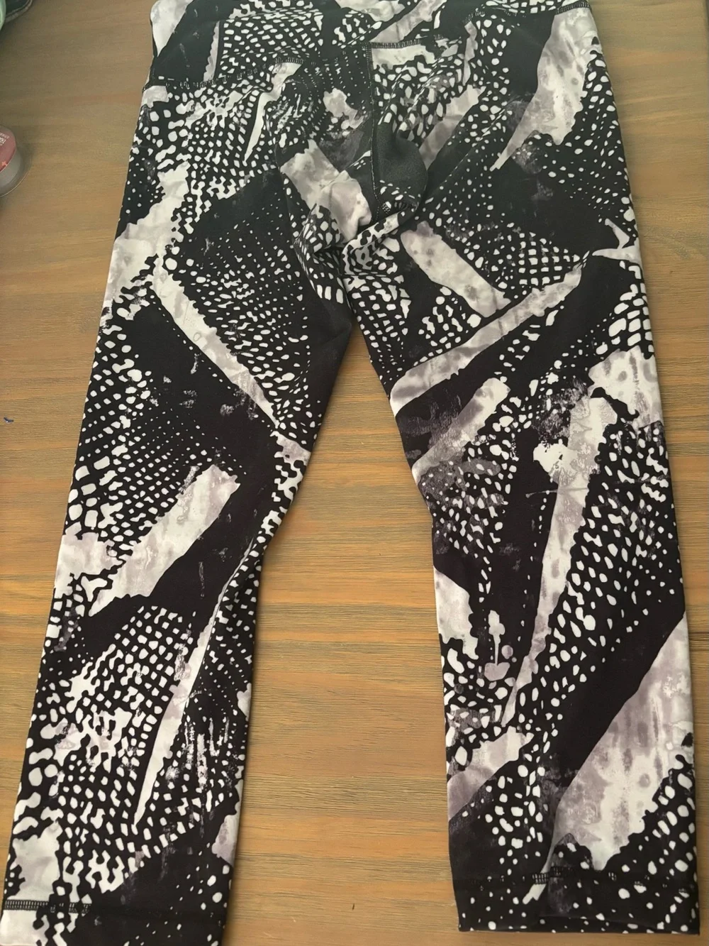 Lululemon Size 10 Black White Abstract Print Cropped Capri Leggings